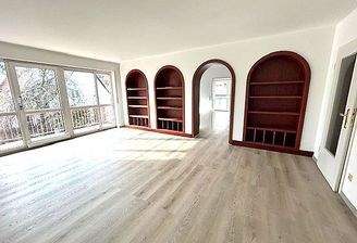 Wohnzimmer mit Balkon