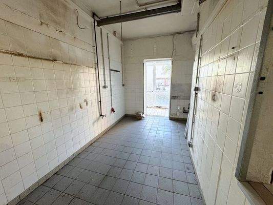 Küche mit Zugang zur Loggia