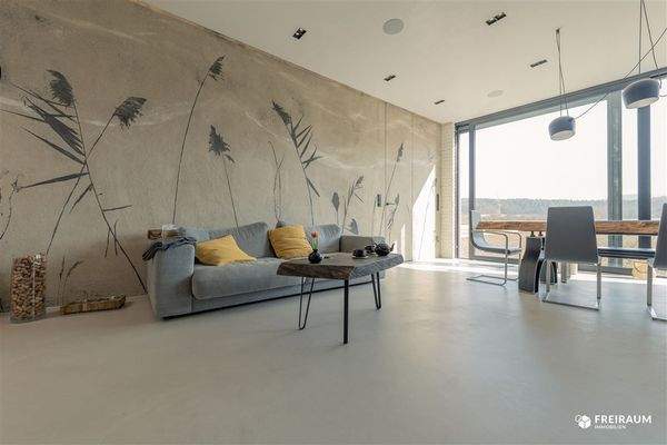 Offenes Wohnkonzept mit stilvoller Naturakzentwand