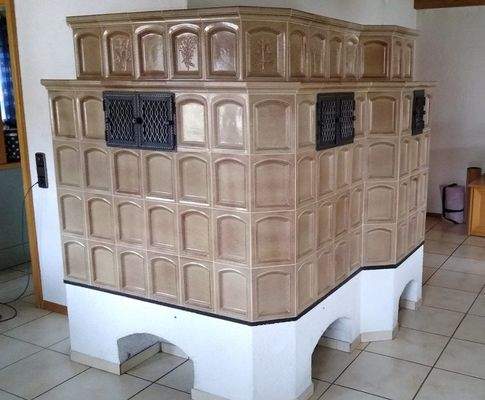 W1: Kachelofen im Wohnzimmer sorgt für eine behagliche Wärme