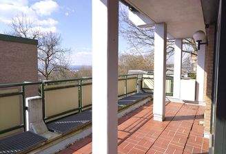 Großzügige Sonnen-Loogia in Westausrichtung.