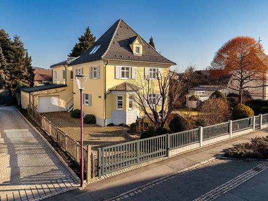 Außenansicht mit Einfahrt und Garage