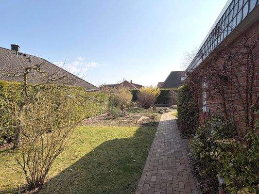 Seitensicht in den Garten