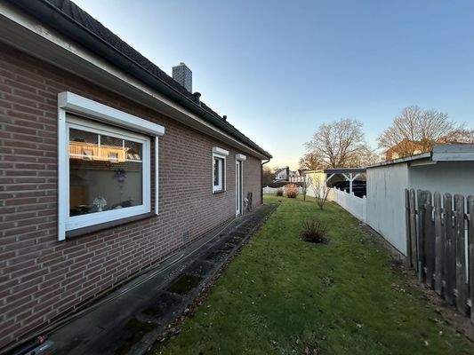 Seitliche Gartenansicht