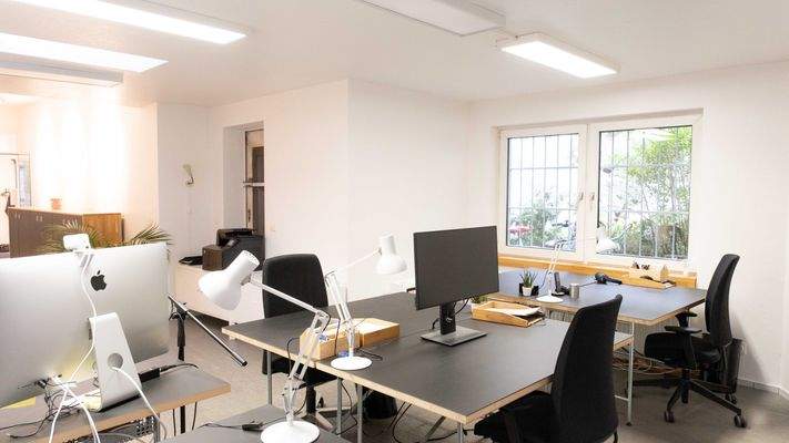 Ausgestatteter Schreibtischplatz