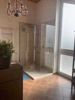 und mit Walk in Dusche