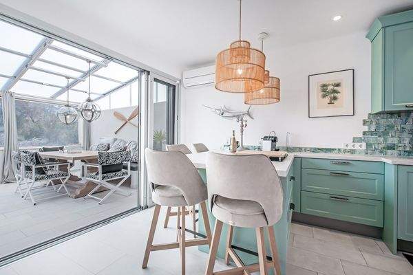 Küche mit Frühstückstresen