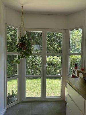 Küche mit Blick in den Garten