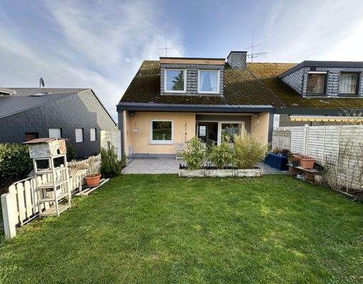 Doppelhaushälfte mit sonniger Terrasse und pflegeleichter Grünfläche