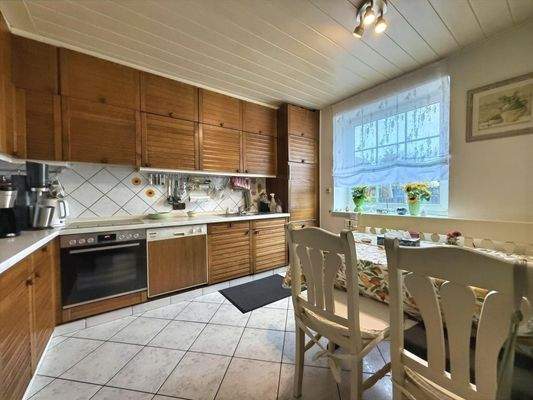 Einbauküche mit den üblichen E-Geräten