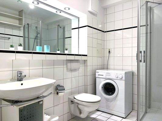 Badezimmer mit Waschmaschine