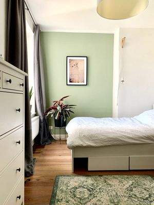 Wohn- und Schlafzimmer mit Fenster