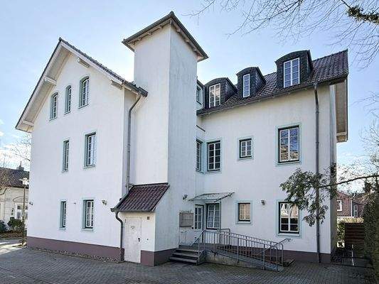 Nord-Ansicht mit Eingang und Parkflächen