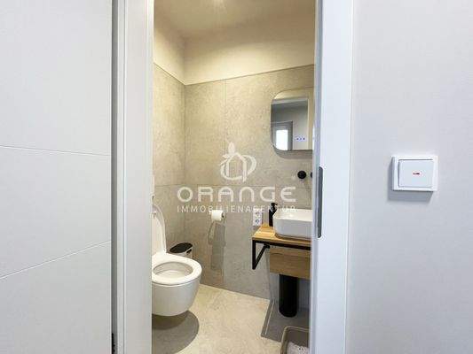 Zu Ihrer Linken die Gästetoilette...