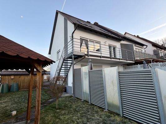 Außenansicht mit Außentreppe