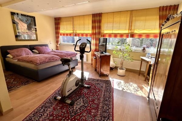 geräumiges Schlafzimmer OG
