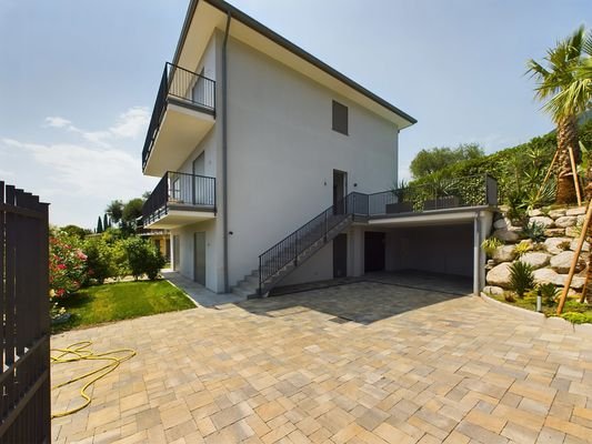Hausansicht Innenhof mit Garagen