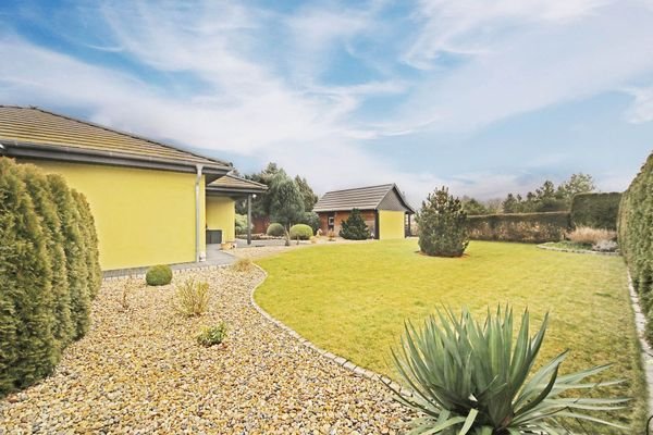 Grundstück mit Gartenhaus