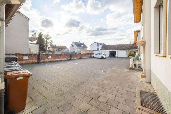 Mitarbeiterparkplätze hinter dem Haus mit 2 Ladestationen