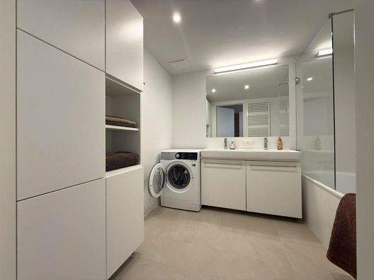 Bad mit Duschwanne, Bademöbel und Waschmaschine