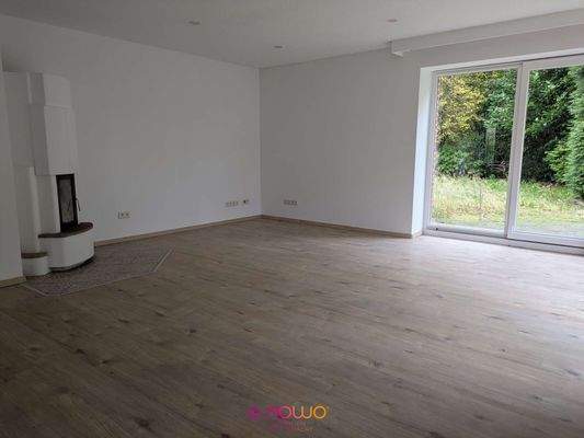 Kamin und Ausgang zur Terrasse