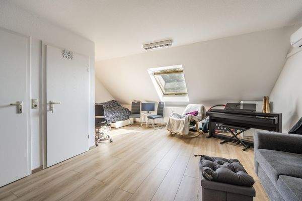 großes Studiozimmer im Dachgeschoss