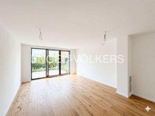 Heller Wohnbereich mit Zugang zur Terrasse