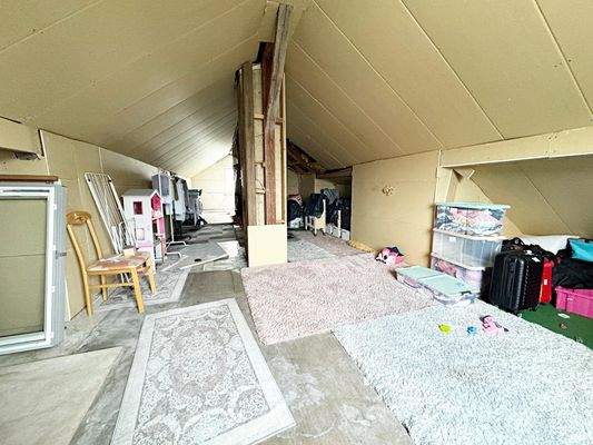 sehr großzügiger Dachboden