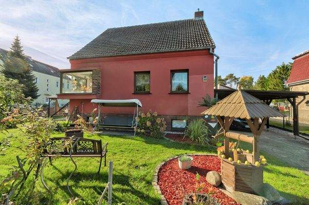 Hausansicht mit Vorgarten und Carport