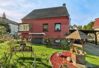 Hausansicht mit Vorgarten und Carport