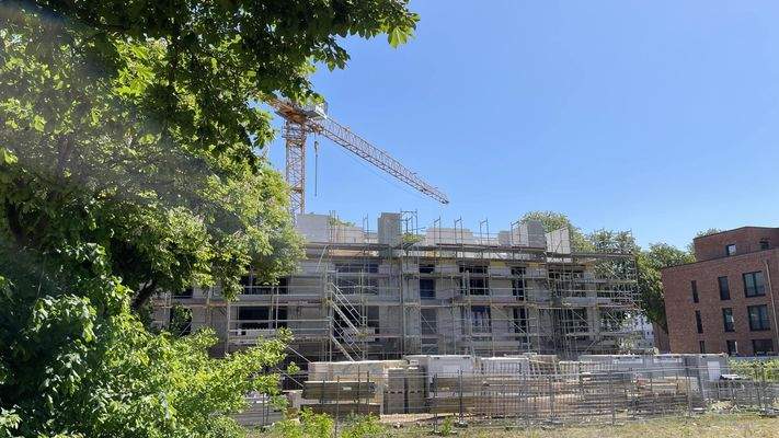 Neubau am Grünstreifen