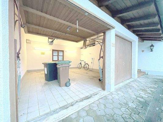 Große elektrifizierte Doppelgarage