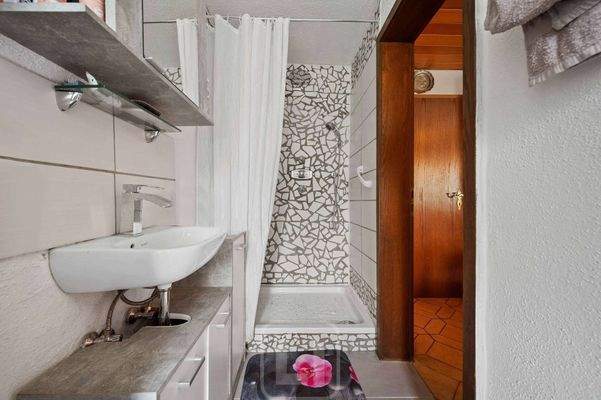 EG | Dusche mit Waschbecken