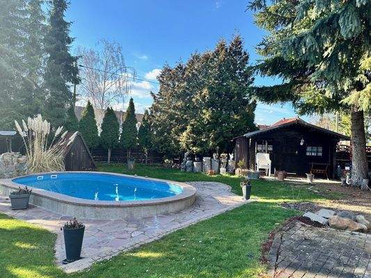 Swimmingpool, Gartenhaus und Garten