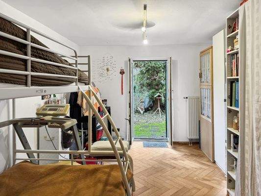 Schlafzimmer mit Zugang zur Terrasse