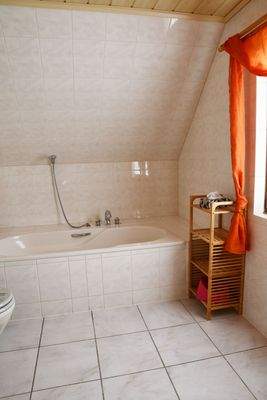 Bad mit Dusche und Wanne