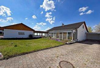 Haus mit Einzelgarage und Doppelgarage