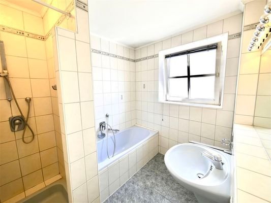 Bad mit Badewanne und Dusche