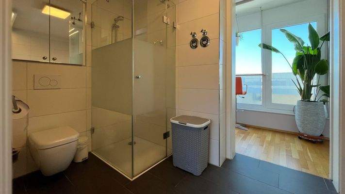 Badezimmer mit bodentiefer Dusche und Badewanne