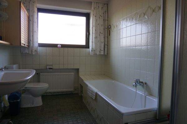 Badezimmer mit Wanne und Dusche