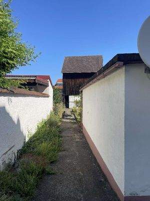 Weg zum Garten + Scheune