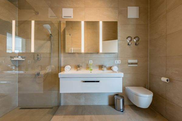 im großzügigen Badezimmer