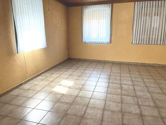 Wohnzimmer mit Fliesenboden im Erdgeschoss