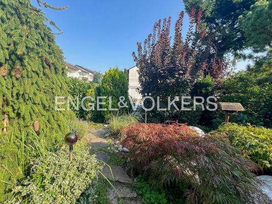 Blick in den schön angelegten Garten