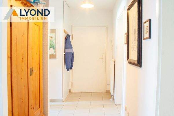 Flur mit Blick zur Wohnungstür