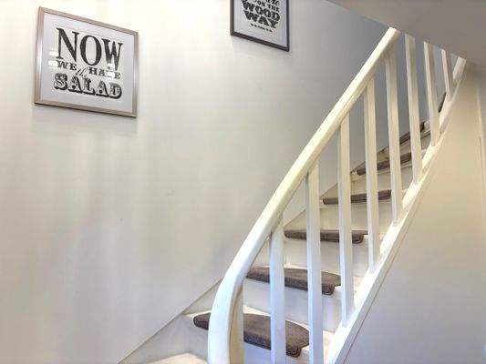 Heller Treppenaufgang ins Obergeschoss