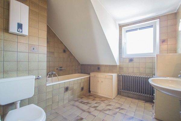 Das Tageslichtbad mit Badewanne im OG