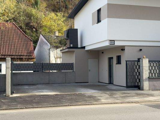 Hof mit Stellplätze