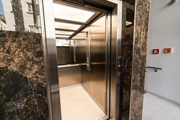 Ausstattung_Aufzug.jpg