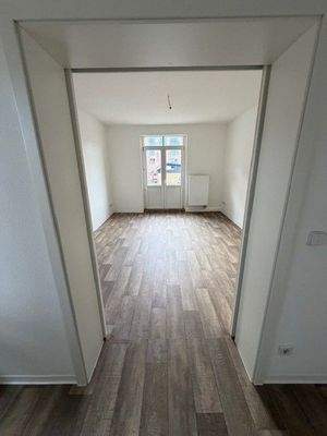 Blick von der Küche zum Wohnzimmer